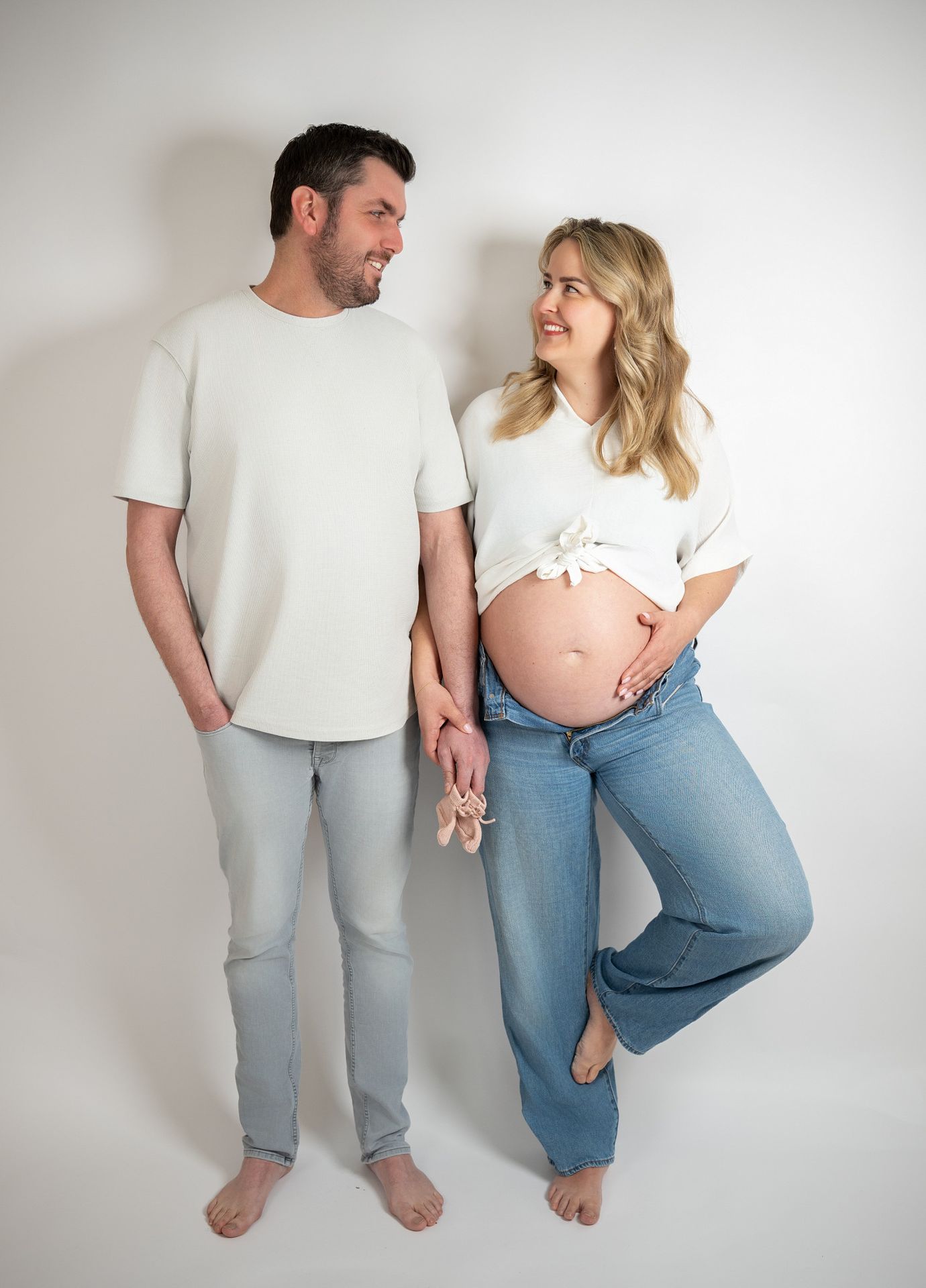 Zwangerschapsfoto buitenshoot – stralend koppel verwacht baby, zwangerschapsfotograaf op locatie