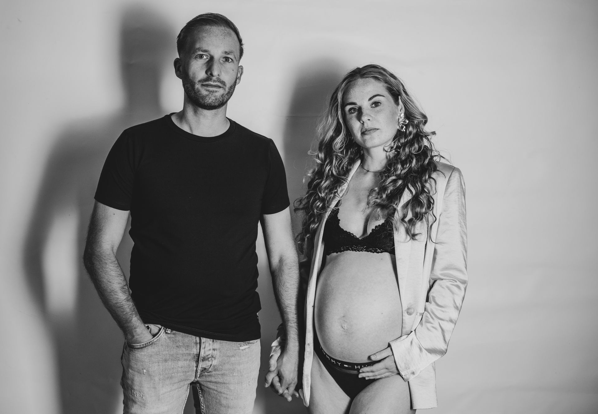 Zwangerschapsfotografie koppel – aanstaande ouders omhelzen elkaar, intieme zwangerschapsshoot Charlène Fotografie