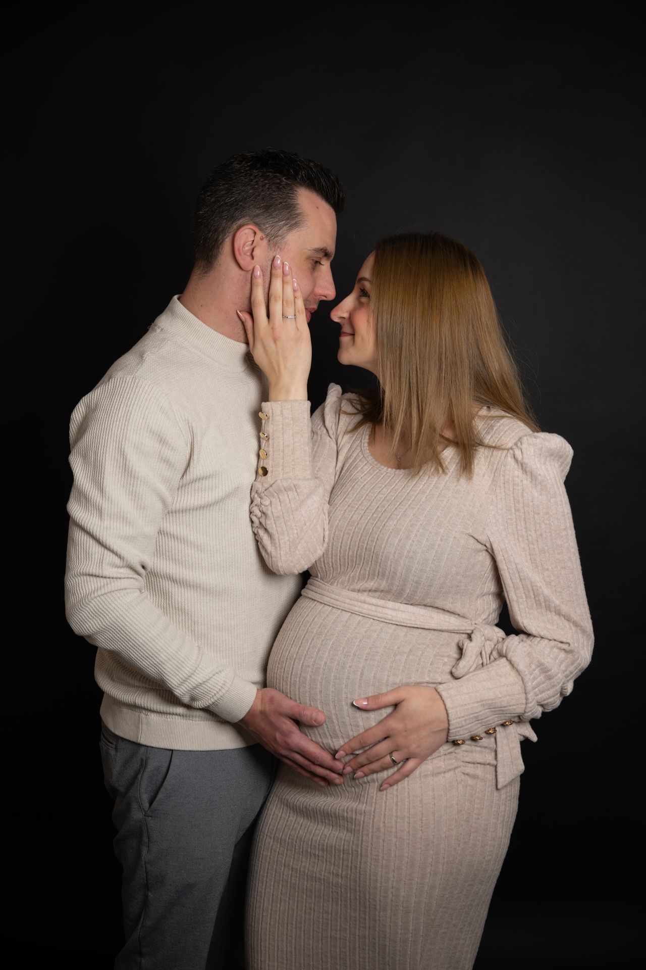 Zwangerschapsfoto koppel thuis – partner omhelst zwangere vrouw, intieme zwangerschapsshoot Charlène Fotografie