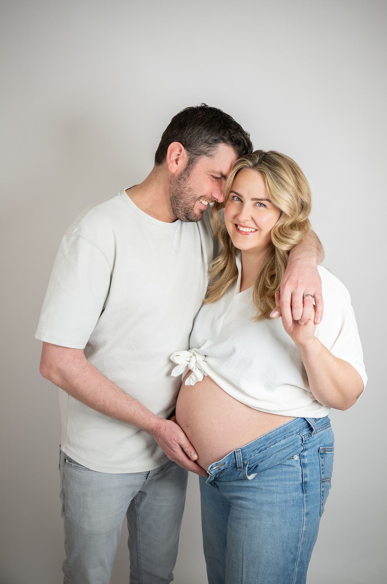 Zwangerschapsfotografie studio – zwangere vrouw in luxe jurk op witte achtergrond door Charlène Fotografie