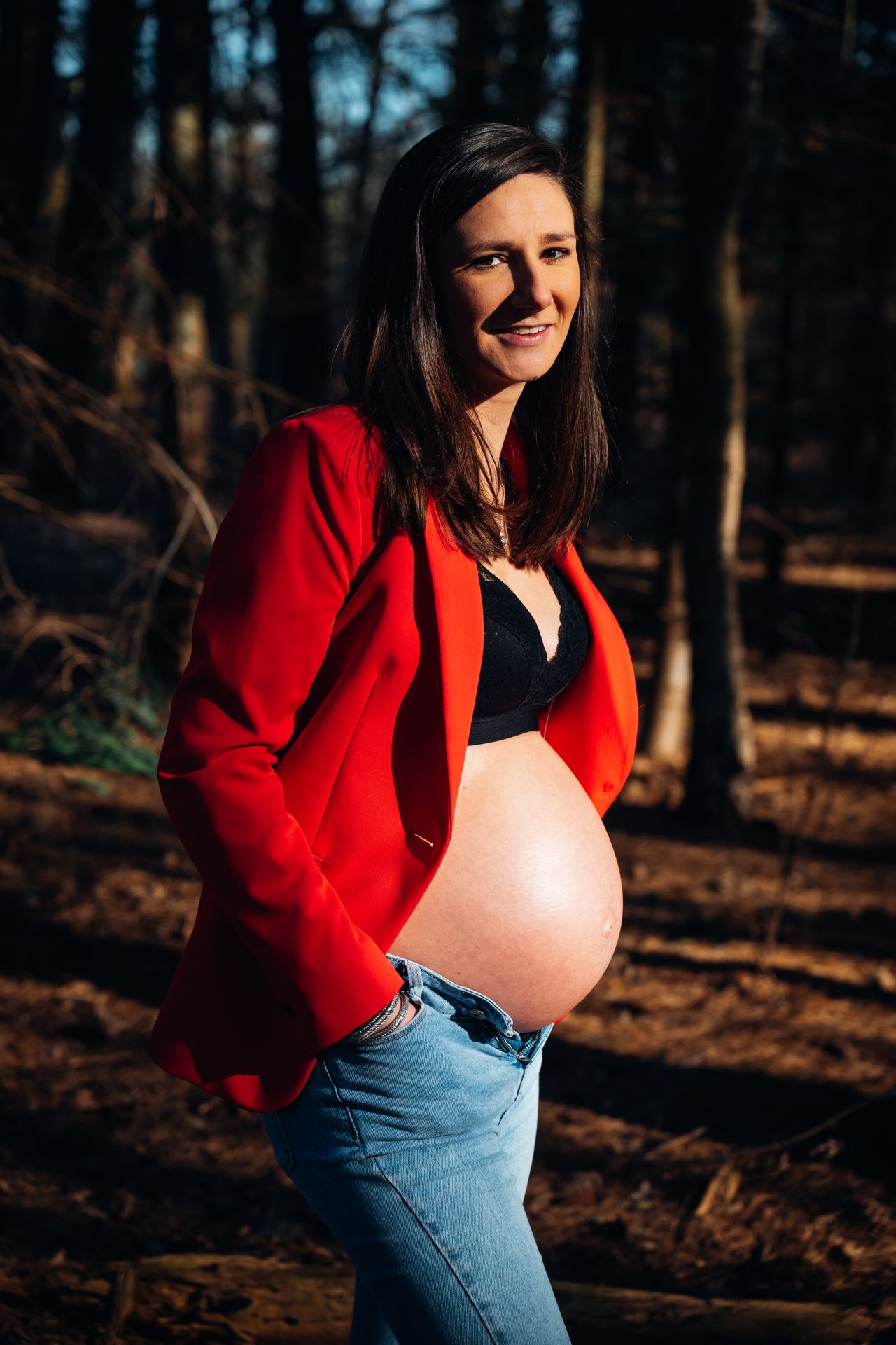Studio zwangerschapsfotoshoot – zwangere vrouw in elegante pose, professionele zwangerschapsfotografie