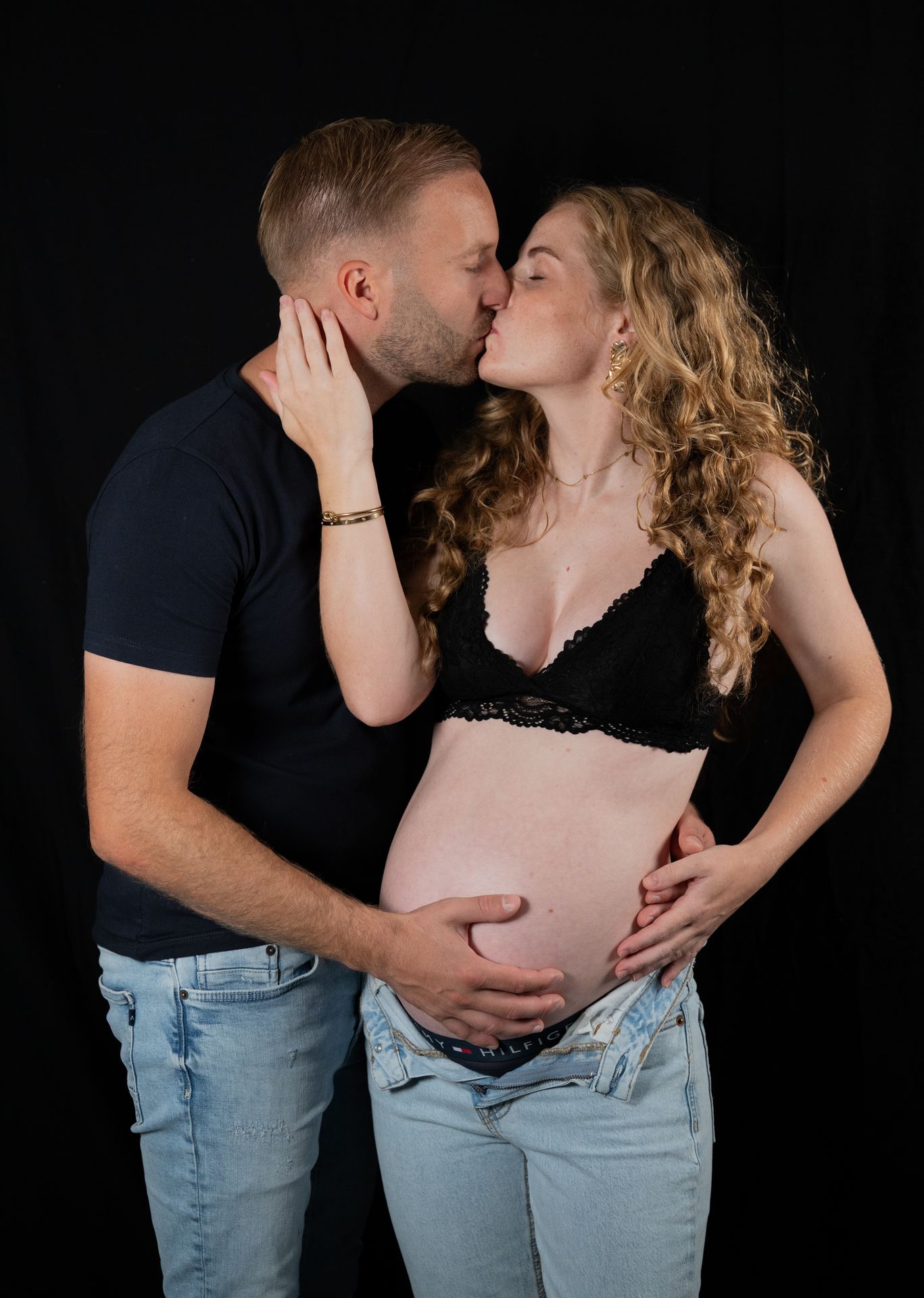 Zwangerschapsfoto zwart-wit koppel – handen op buik in zwart-wit, artistieke zwangerschapsfotografie Nederland