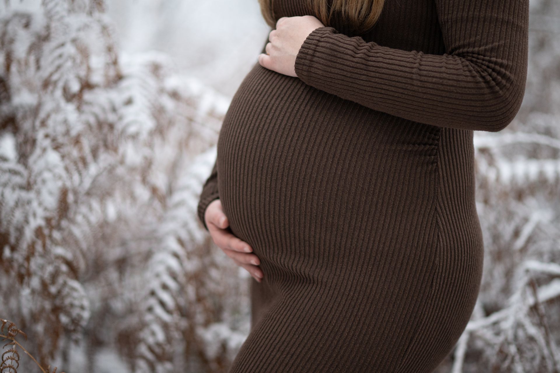 Zwangerschapsfoto intiem koppel – liefdevol moment aanstaande ouders, zwangerschapsshoot Charlène Fotografie