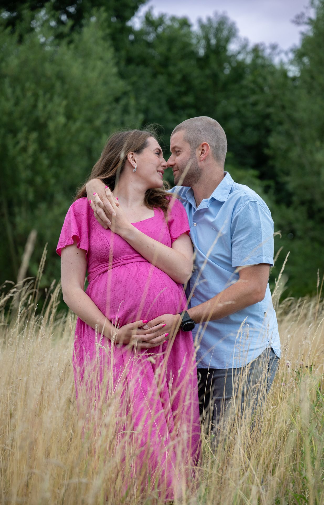 Zwangerschapsfotoshoot buiten – zwangere vrouw en partner in de natuur, buitenshoot zwangerschapsfotograaf