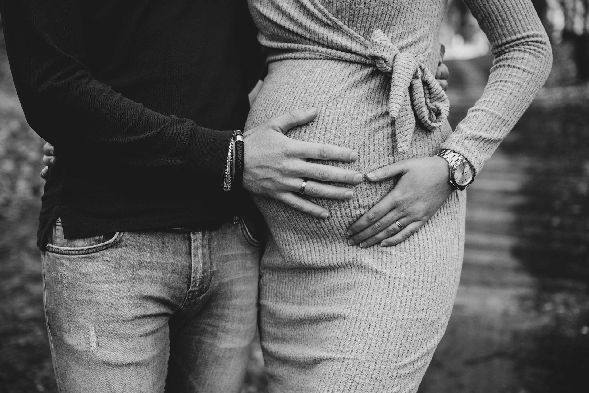 Close-up zwangerschapsfoto – handen op zwangere buik, intieme zwangerschapsfotografie Charlène Fotografie