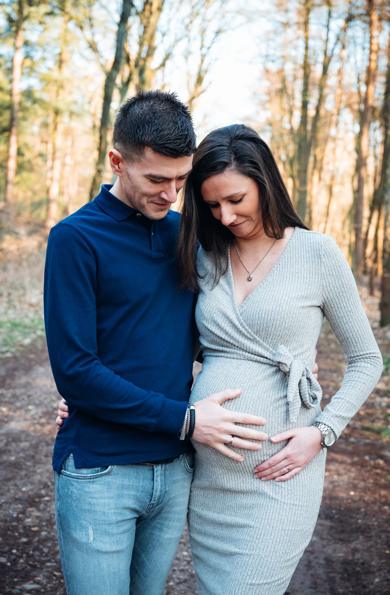 Zwangerschapsfoto in zwart-wit – emotioneel portret zwangere vrouw en partner, zwangerschapsfotograaf Nederland