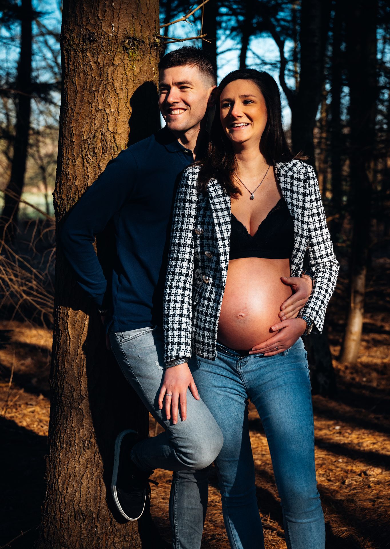 Zwangerschapsfotoshoot studio – zwangere vrouw in zachte beige outfit, professionele zwangerschapsfotografie
