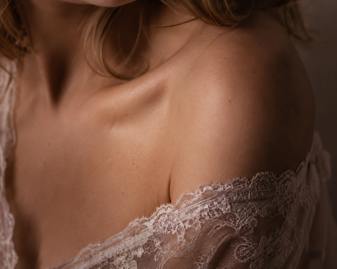Close-up schouder met kant detail – boudoir fotografie portret Charlène Fotografie